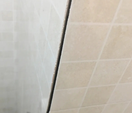 江陵瓷砖空鼓维修公司分享阳台瓷砖脱落的修复过程可以分为以下几个步骤