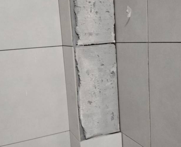江陵瓷砖空鼓维修公司分享下瓷砖施工前基层浇水润湿程度不足，可能导致以下问题
