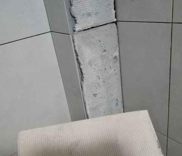 江陵瓷砖空鼓维修公司分享下厨房瓷砖脱落的补救措施。